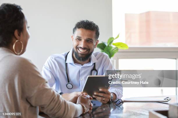 arzt und patient nach vereinbarung - adult patient with doctor and stethoscope stock-fotos und bilder