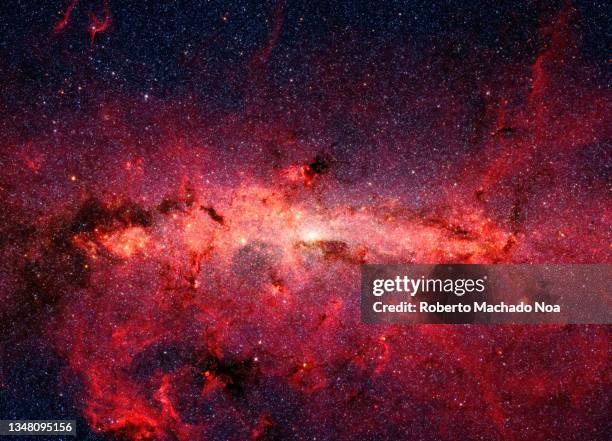 milky way in space - nébuleuse photos et images de collection
