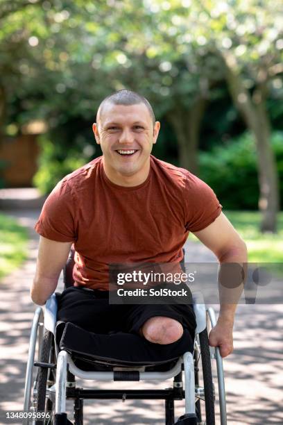 retrato de um homem com quadriplegia - quadriplegic - fotografias e filmes do acervo