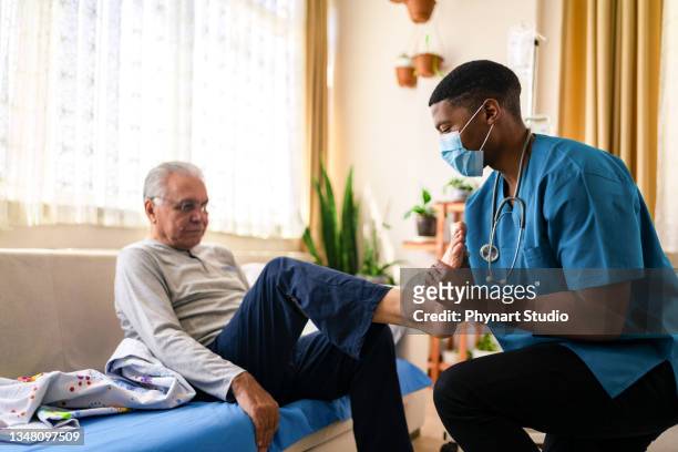 älterer erwachsener mann und häuslicher krankenpfleger, physiotherapeut - nurse with old male patient home care stock-fotos und bilder