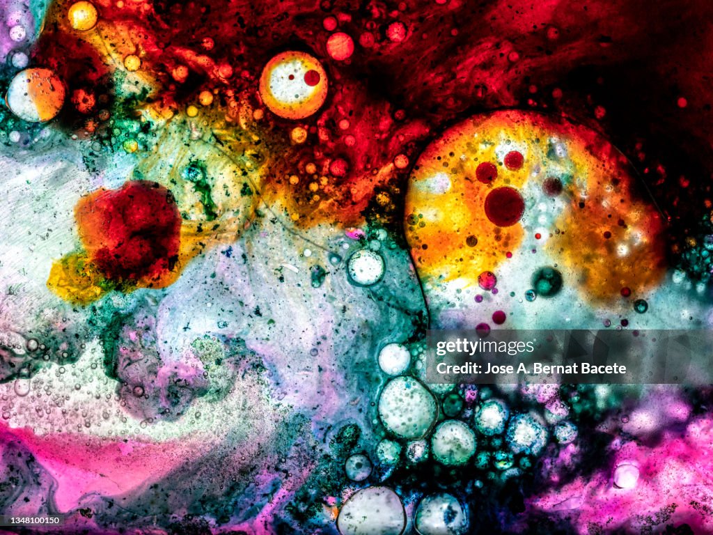 Full frame of molecular structure of liquids in motion.