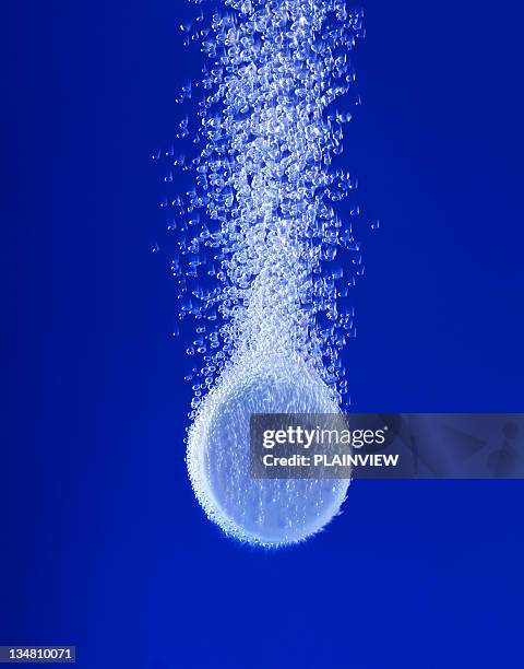 pill in water xxl - effervescent tablet stock pictures, royalty-free photos & images