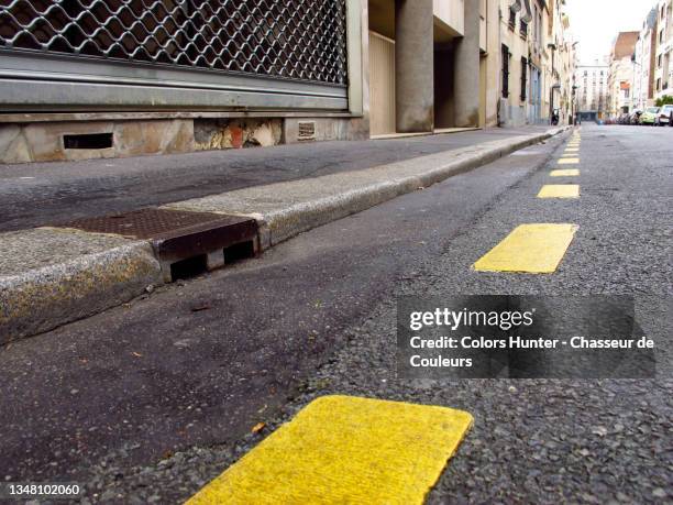 ground level view of an empty street in paris - gutter stock-fotos und bilder