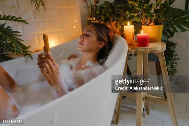 spa-tag zu hause - bathtub stock-fotos und bilder