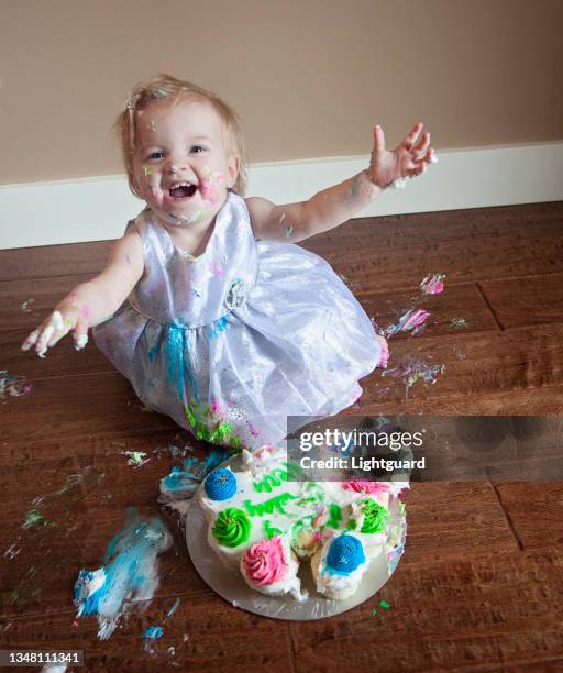 cake smash enthusiasm - smash cake bildbanksfoton och bilder