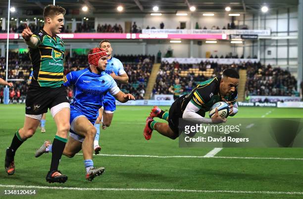 Courtnall Skosan of Northampton Saints scores a try during the Gallagher Premiership Rugby match between Northampton Saints and Worcester Warriors at...