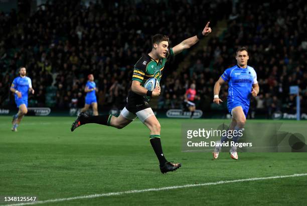 Tommy Freeman of Northampton Saints runs in to score a try during the Gallagher Premiership Rugby match between Northampton Saints and Worcester...