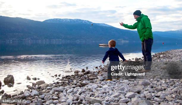 jogar pedras com o papai - okanagan valley - fotografias e filmes do acervo