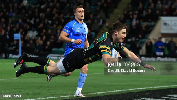 Tommy Freeman of Northampton Saints dives to score a try during the Gallagher Premiership Rugby match between Northampton Saints and Worcester...