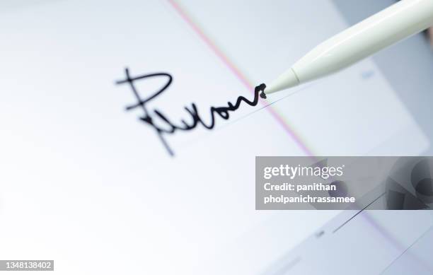 close up stylus sign signature on tablet screen. - autographs stock-fotos und bilder