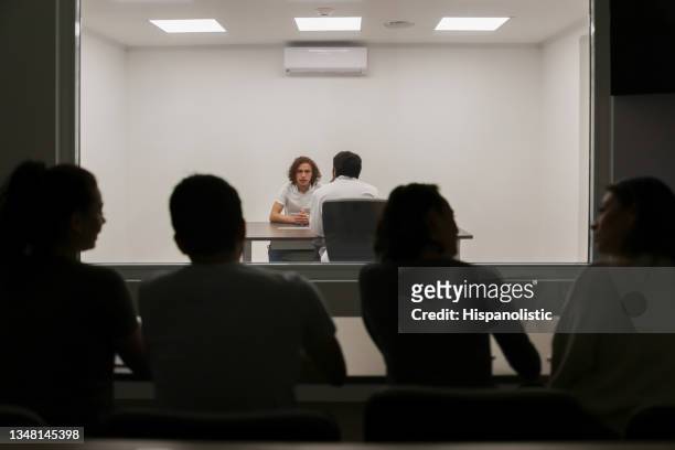 des étudiants en psicologie écoutent un homme en thérapie - interrogatoire photos et images de collection