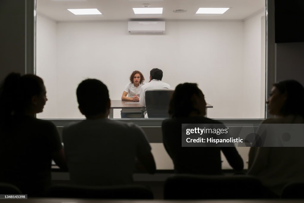 Psicology students listening to a man in therapy