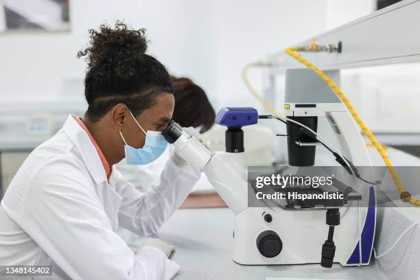 Lab Class Microscope Medical Student Microscope Photos and Premium High Res Pictures - Getty ...