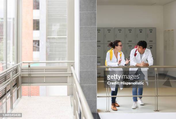 medizinstudierende im gespräch auf dem universitätscampus - zivilist stock-fotos und bilder