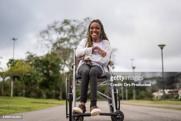 portrait of a woman in a wheelchair. - rolstoel stockfoto's en -beelden