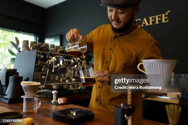 barista brewing an americano coffee menus beverage served - americano stockfoto's en -beelden