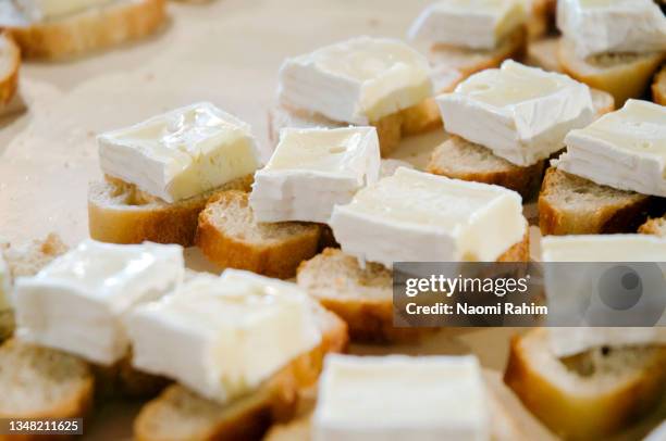 camembert of normandy cheese, served on slices of bread - french cheese shop stock-fotos und bilder