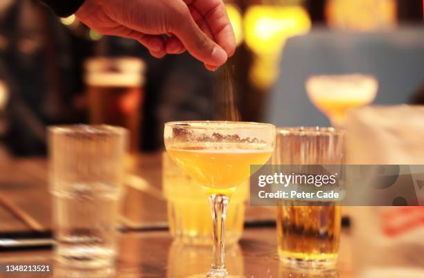 spiking drink - refreshment stockfoto's en -beelden