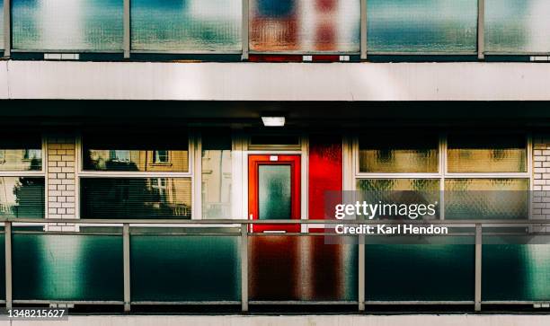 a daytime view of a london apartment - stock photo - piso-de-protección-oficial fotografías e imágenes de stock
