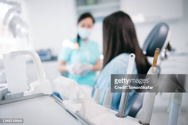 moderne zahnbohrer gegen zahnarzt und patient in der zahnarztpraxis - face mask with handle stock-fotos und bilder