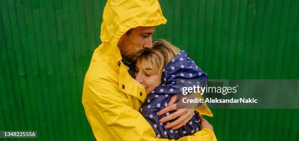 romance on the rain - rain kiss stock pictures, royalty-free photos & images