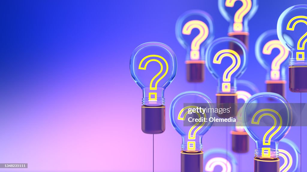 Innovation und neue Ideen Glühbirnenkonzept mit Fragezeichen