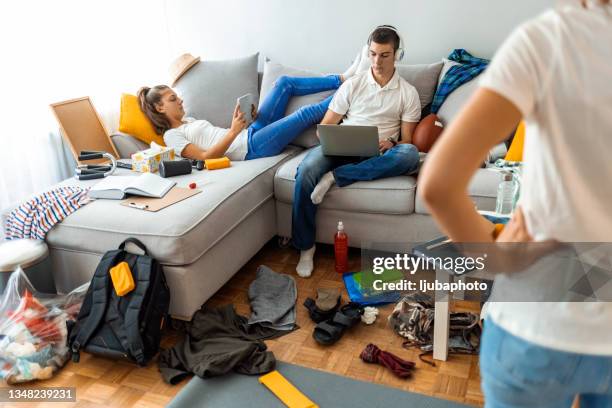 teenagers messy room - evil stockfoto's en -beelden