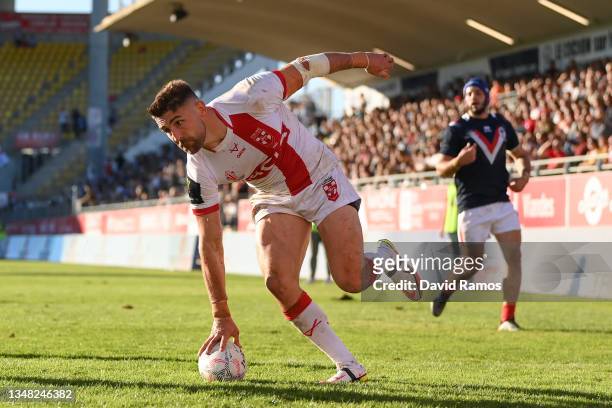 Tommy Makinson of England scores their side's sixth tryduring the international friendly match between France and England at Gilbert Brutus Stadium...