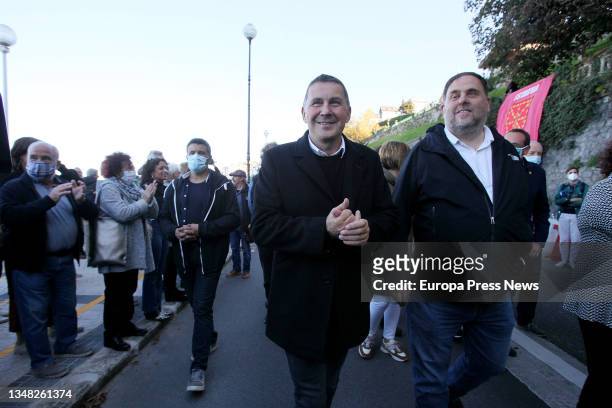 The coordinator of EH Bildu, Arnaldo Otegi , and the president of ERC, Oriol Junqueras, at a demonstration in favour of ETA prisoners, on 23 October,...