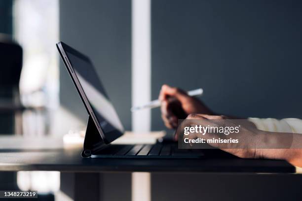 カフェでデジタルタブレットで電話会議を開く匿名のビジネスウーマン - computer　 ストックフォトと画像