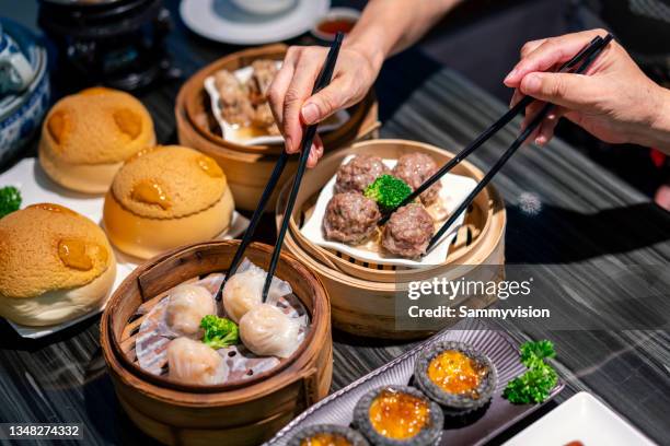 close-up of variation of dim sum in a restaurant - chinees eten stockfoto's en -beelden