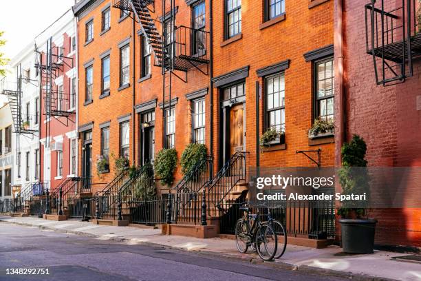 residential townhouses in west village, new york city, usa - zona residencial fotografías e imágenes de stock