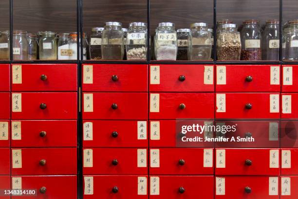 chinese herbalist - ancient chinese medicine stock pictures, royalty-free photos & images