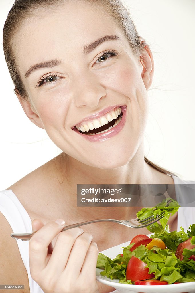 Sonriente Joven mujer ensalada de los hábitos alimenticios