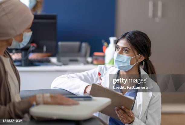 médico hablando con un paciente con cáncer - covid 19 fotografías e imágenes de stock