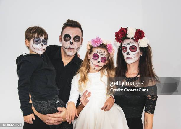 ritratto di famiglia di halloween con il giorno del trucco facciale morto - pittura per il viso foto e immagini stock