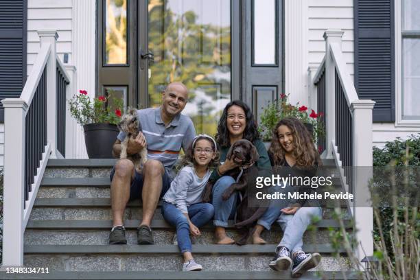 familia frente a su casa - family in front of home fotografías e imágenes de stock