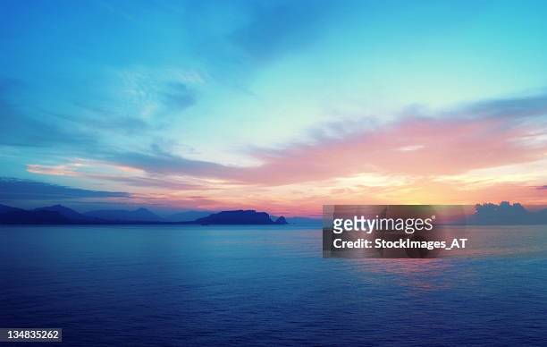 epic puesta de sol en el sur de europa - puesta de sol fotografías e imágenes de stock