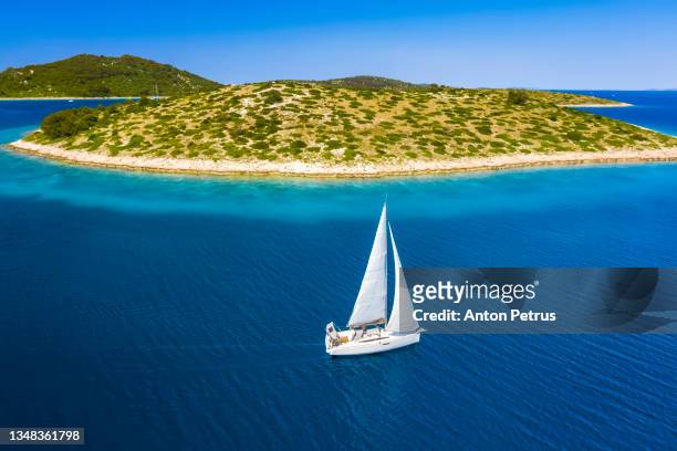 yacht in the open sea at sunset. yachting, luxury vacation at sea - blue bay stockfoto's en -beelden