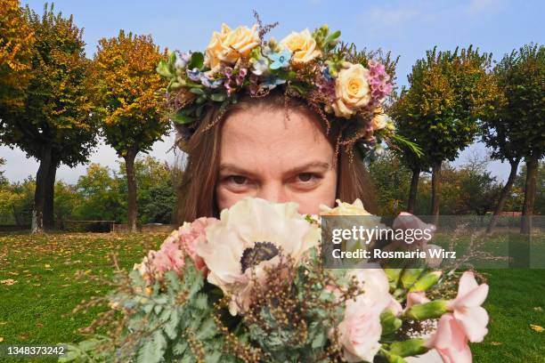 flower girl with wreath and bouquet - bloemkroon stockfoto's en -beelden