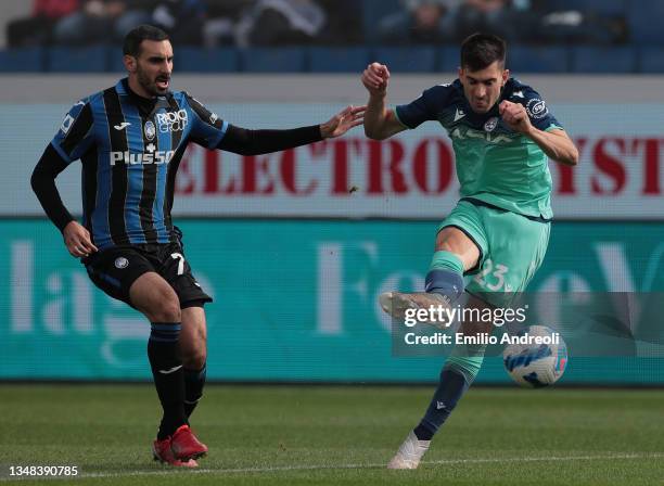 Ignacio Pussetto of Udinese Calcio is challenged by Davide Zappacosta of Atalanta BC during the Serie A match between Atalanta BC and Udinese Calcio...