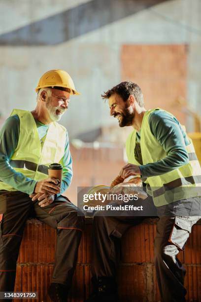 operai edili in pausa - abbigliamento da lavoro foto e immagini stock