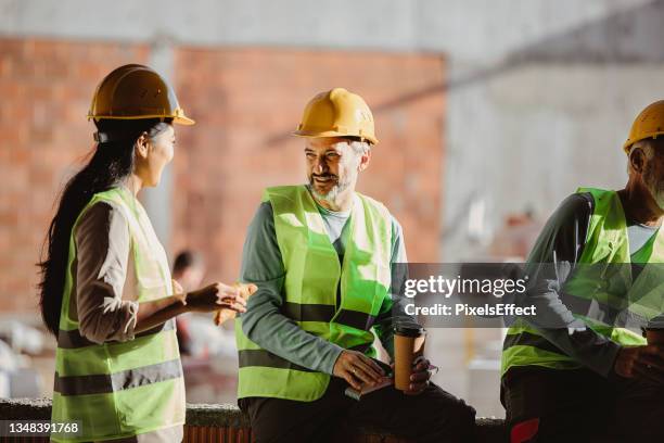 construction workers on break - construction break area stock pictures, royalty-free photos & images