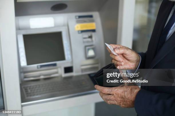 mit einem geldautomaten - old money stock-fotos und bilder