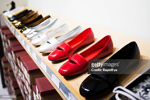 赤の靴の販売 - pump dress shoe ストックフォトと画像