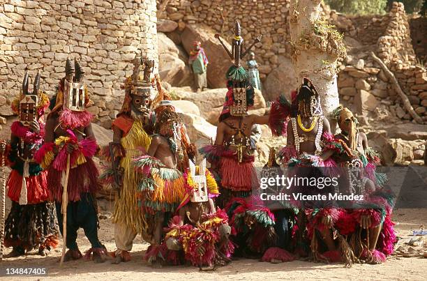 group dance with rituals masks - dogon bezirk stock-fotos und bilder