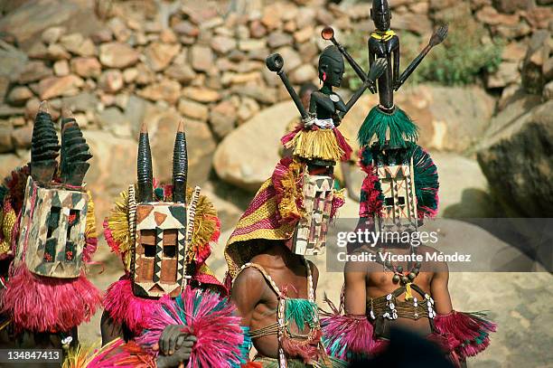 dancing with antelope and satimbe masks - dogon bezirk stock-fotos und bilder