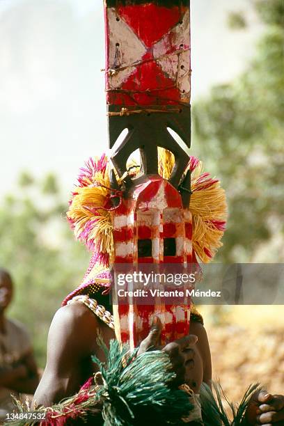 man wearing sirige mask - dogon stock pictures, royalty-free photos & images