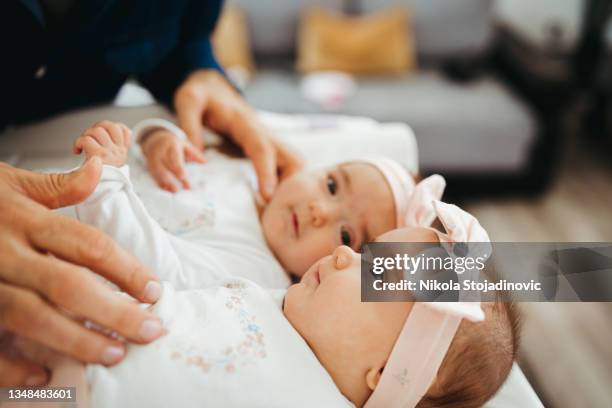 father and his baby girls - gémeo idêntico imagens e fotografias de stock