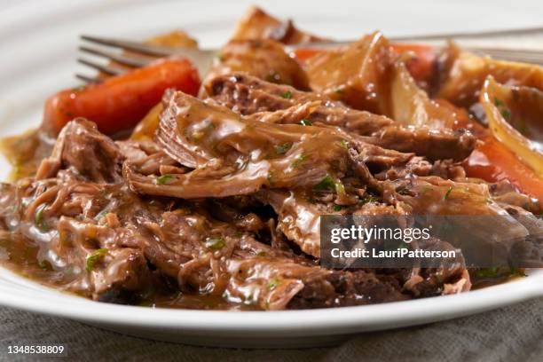 cena arrosto in pentola - spalla foto e immagini stock